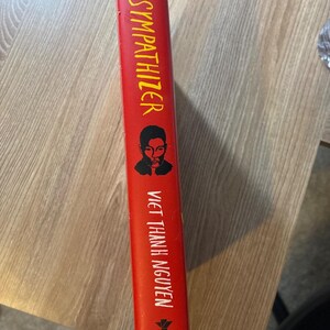 Der Sympathisant von Viet Thanh Nguyen, Erstausgabe, erster Druck, nahezu neuwertig, Hardcover. Bild 4