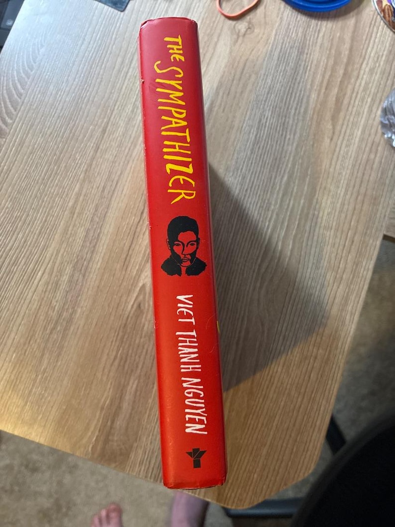 Der Sympathisant von Viet Thanh Nguyen, Erstausgabe, erster Druck, nahezu neuwertig, Hardcover. Bild 4