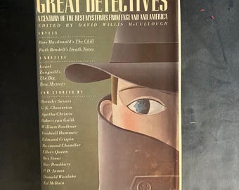 Può includere: Un libro con copertina rigida intitolato Great Detectives: A Century of the Best Mysteries from England and America, a cura di David Willis McCullough. La copertina presenta un'illustrazione stilizzata di una persona con cappello e trench.