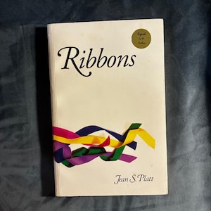 Ribbons de Jean S. Platt. Firmado. 1992. Primera edición. Primera impresión. Tapa blanda. Muy buen estado. imagen 1