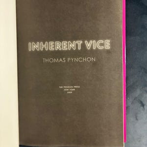 Vicio inherente de Thomas Pynchon, 2009, primera edición, primera impresión, tapa dura, en excelente estado. imagen 6