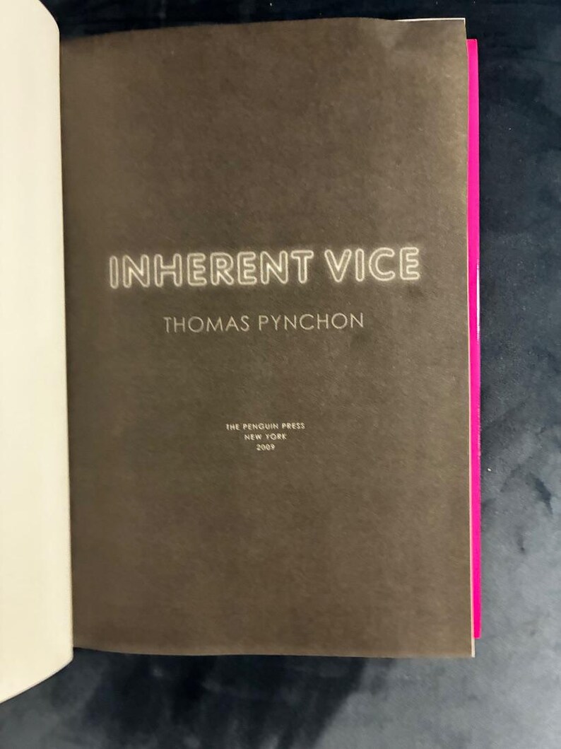 Vicio inherente de Thomas Pynchon, 2009, primera edición, primera impresión, tapa dura, en excelente estado. imagen 6