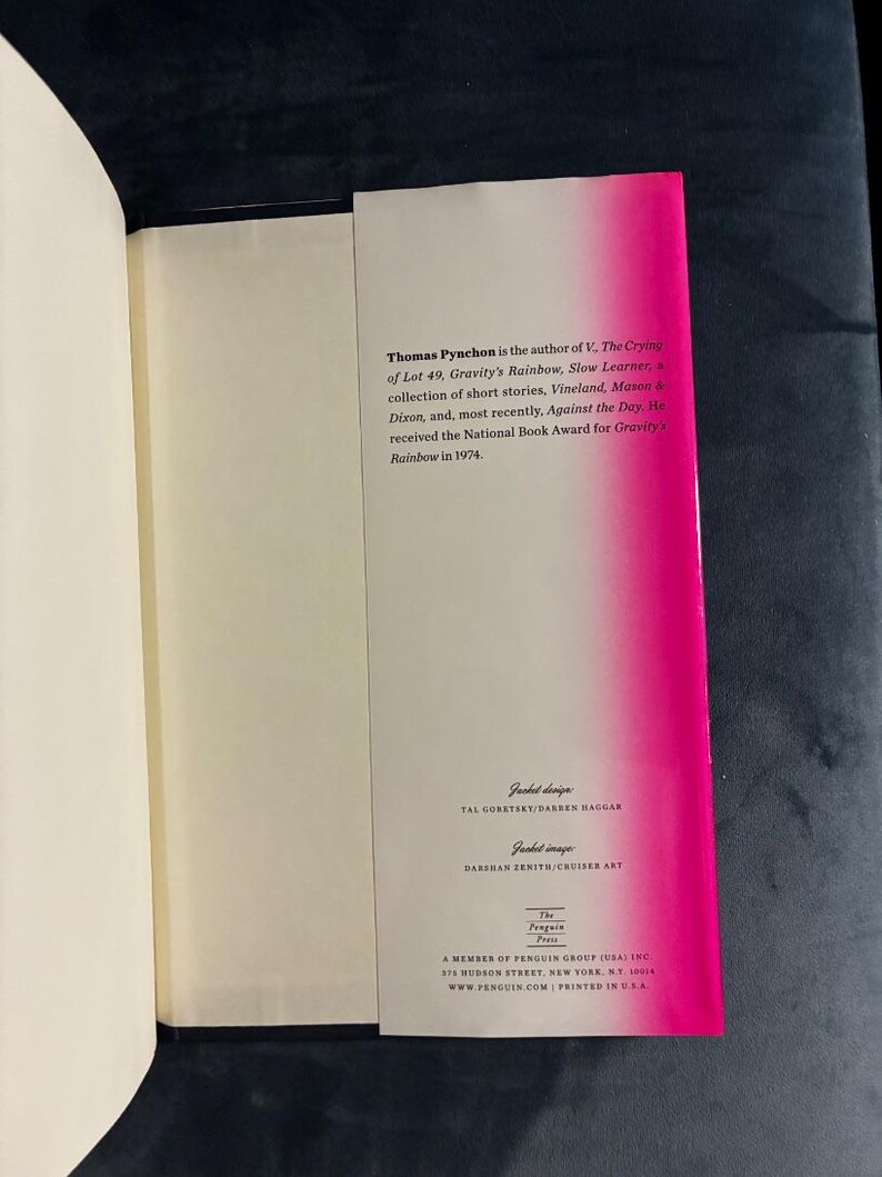 Vicio inherente de Thomas Pynchon, 2009, primera edición, primera impresión, tapa dura, en excelente estado. imagen 5