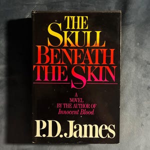 El cráneo bajo la piel de P. D. James. Primera edición, primera impresión. Casi perfecto/Muy buen estado. Tapa dura. imagen 1