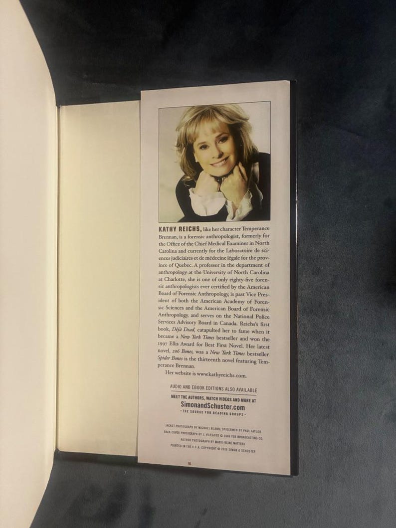 Spider Bones de Kathy Reichs. Primera edición, primera impresión. Excelente estado/Muy buen estado. imagen 3