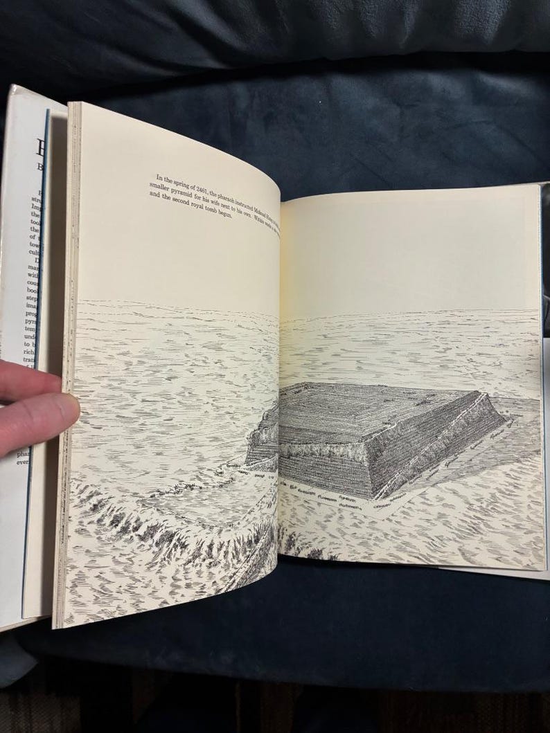 Pyramid by David Macaulay 1975 First Edition Second Printing Very Good/Very Good image 4