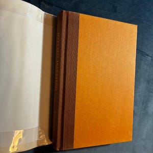 Primera edición firmada: Un buitre es mi amigo, de Margaret Anne Barnes (1981) imagen 8