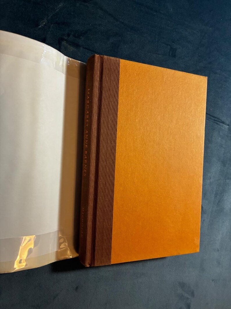 Primera edición firmada: Un buitre es mi amigo, de Margaret Anne Barnes (1981) imagen 8