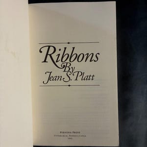 Ribbons de Jean S. Platt. Firmado. 1992. Primera edición. Primera impresión. Tapa blanda. Muy buen estado. imagen 4
