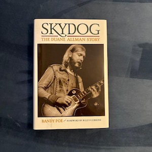 Skydog: Duane Allman-berättelsen av Randy Poe Signerad Första upplagan Första trycket Fin/Fin bild 1