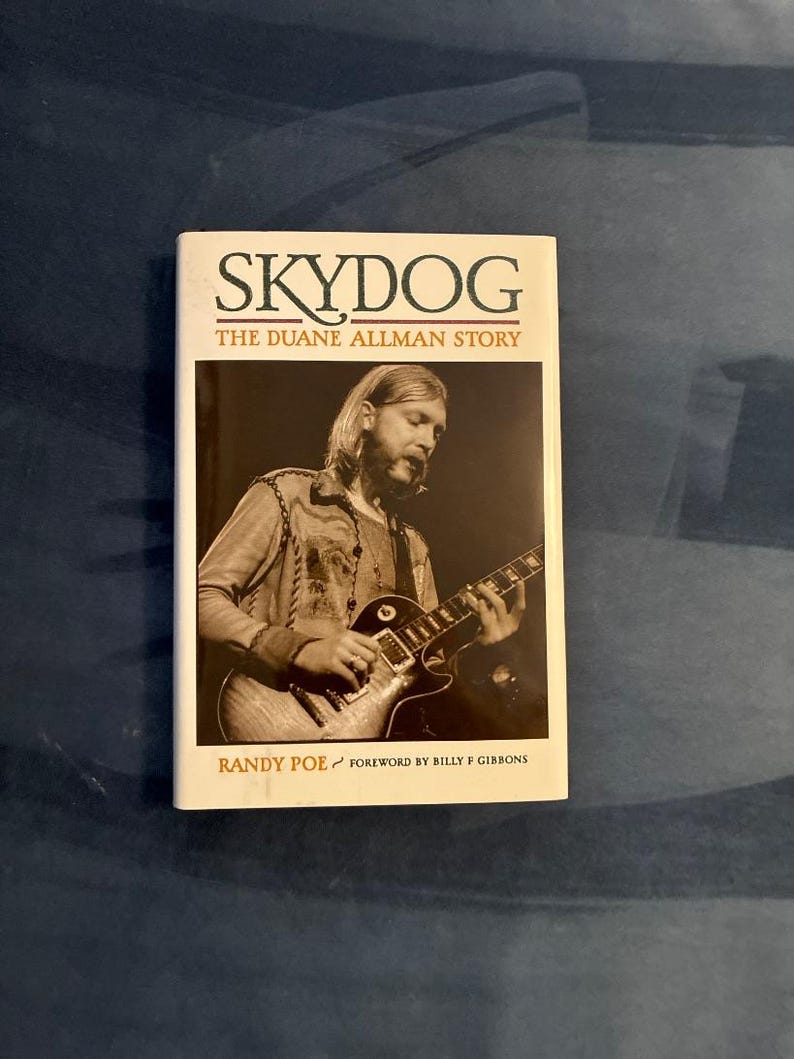 Skydog: Duane Allman-berättelsen av Randy Poe Signerad Första upplagan Första trycket Fin/Fin bild 1