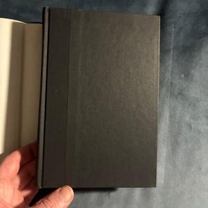 El cráneo bajo la piel de P. D. James. Primera edición, primera impresión. Casi perfecto/Muy buen estado. Tapa dura. imagen 9