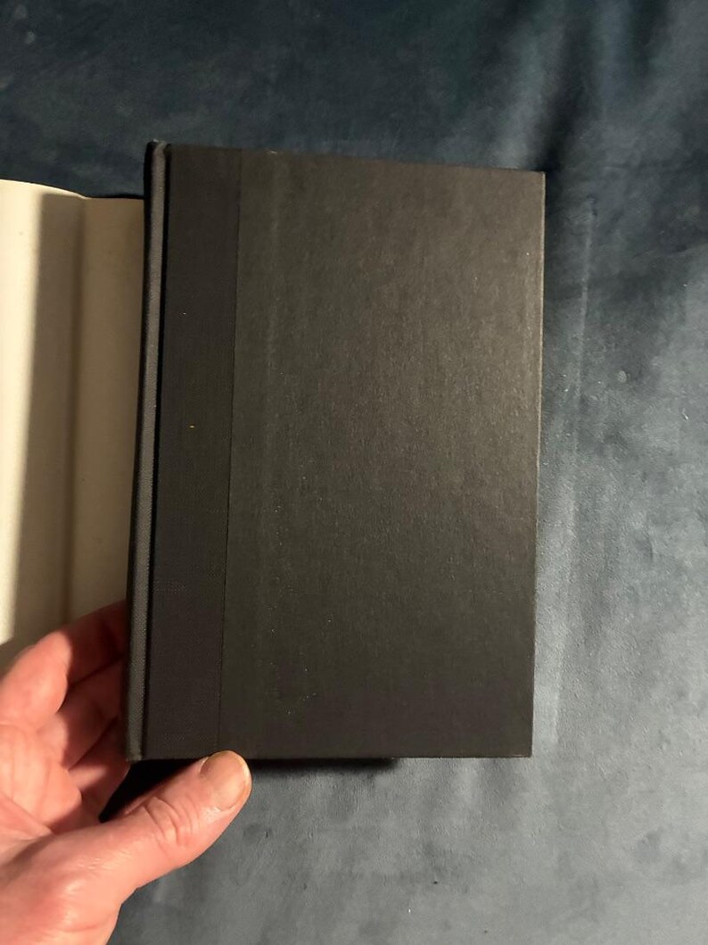 El cráneo bajo la piel de P. D. James. Primera edición, primera impresión. Casi perfecto/Muy buen estado. Tapa dura. imagen 9