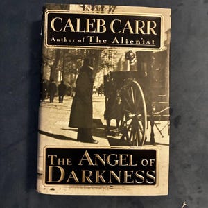 El ángel de la oscuridad de Caleb Carr. Primera edición. Primera impresión. Casi perfecto/Muy buen estado. imagen 1