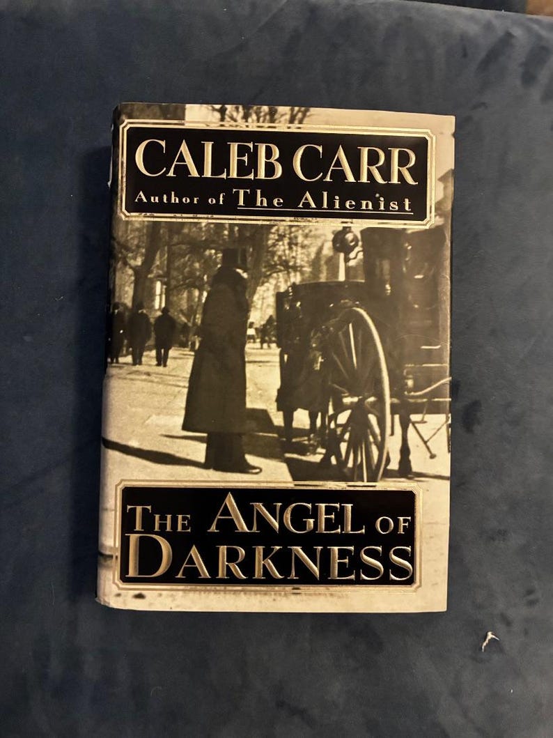 El ángel de la oscuridad de Caleb Carr. Primera edición. Primera impresión. Casi perfecto/Muy buen estado. imagen 1