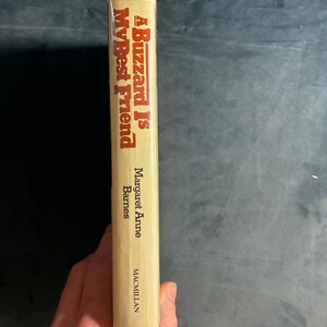 Primera edición firmada: Un buitre es mi amigo, de Margaret Anne Barnes (1981) imagen 4