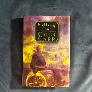 Killing Time de Caleb Carr, 2000, primera edición, primera impresión, tapa dura, en excelente estado.