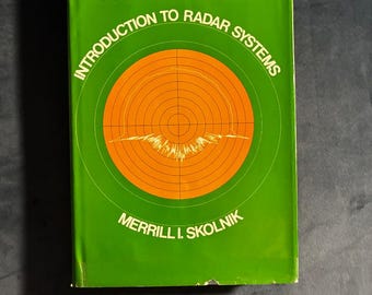 Könnte beinhalten: Ein gebundenes Buch mit dem Titel Introduction to Radar Systems von Merrill I. Skolnik. Der Einband ist hellgrün und zeigt in der Mitte eine große, orangefarbene, kreisförmige Radargrafik sowie den Titel und den Autorennamen in Weiß.