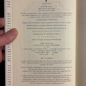 Una aventura propia de William Gaddis, 1994. Primera edición, primera impresión. Casi perfecto/Casi perfecto. imagen 3