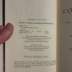 El cráneo bajo la piel de P. D. James. Primera edición, primera impresión. Casi perfecto/Muy buen estado. Tapa dura. imagen 3