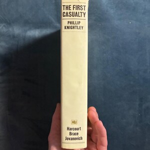 La primera víctima de Phillip Knightley, 1975, primera edición, segunda impresión, casi perfecto/muy bueno. imagen 7