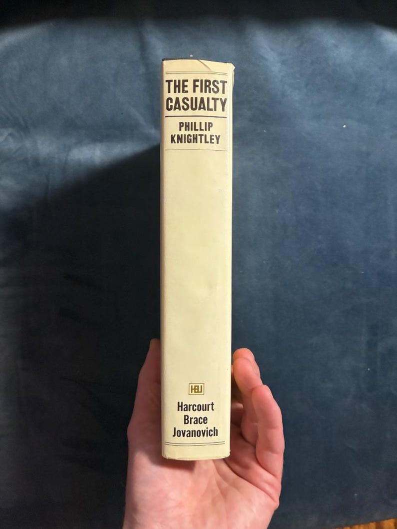 La primera víctima de Phillip Knightley, 1975, primera edición, segunda impresión, casi perfecto/muy bueno. imagen 7