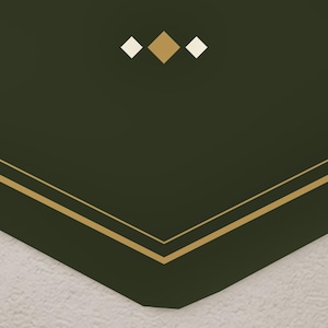 Peut inclure: Une surface vert for&ecirc;t fonc&eacute; pr&eacute;sentant un bord inf&eacute;rieur pointu avec deux fines lignes dor&eacute;es suivant le contour. Au-dessus des lignes, un motif centr&eacute; affiche un grand losange dor&eacute; flanqu&eacute; de deux losanges blancs plus petits align&eacute;s.