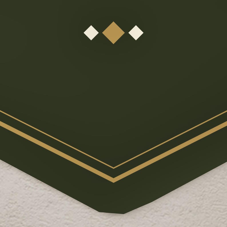 Peut inclure: Une surface vert for&ecirc;t fonc&eacute; pr&eacute;sentant un bord inf&eacute;rieur pointu avec deux fines lignes dor&eacute;es suivant le contour. Au-dessus des lignes, un motif centr&eacute; affiche un grand losange dor&eacute; flanqu&eacute; de deux losanges blancs plus petits align&eacute;s.
