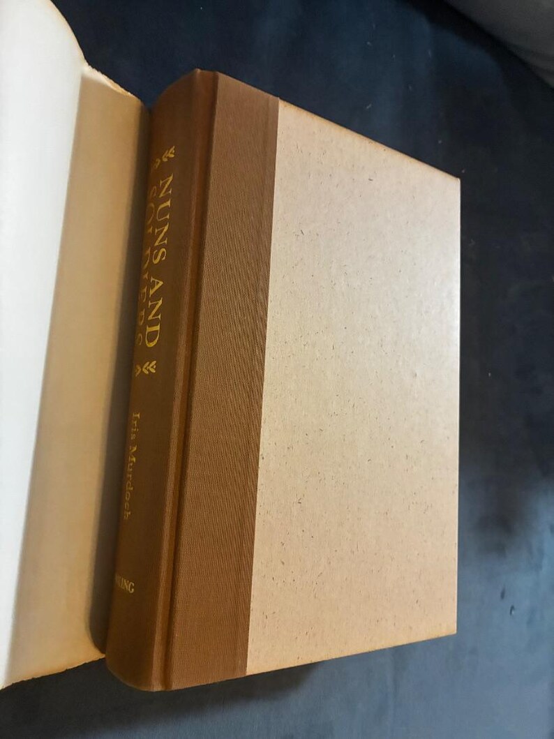 Suore e soldati di Iris Murdoch, 1981, Prima edizione, Prima stampa, Ottime condizioni. immagine 10