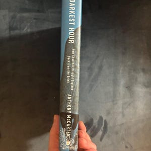 Die dunkelste Stunde: Wie Churchill England vom Abgrund zurückbrachte von Anthony McCarten Erste Auflage, erster Druck Nahezu neuwertig/Sehr gut Bild 3