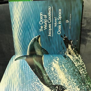 The Ocean World of Jacques Cousteau, Volume 1: Oasis in Space by Jacques Cousteau The Danbury Press Edition Very Good image 4