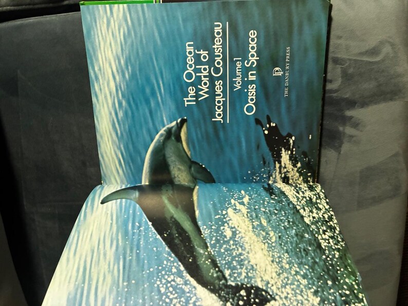 The Ocean World of Jacques Cousteau, Volume 1: Oasis in Space by Jacques Cousteau The Danbury Press Edition Very Good image 4