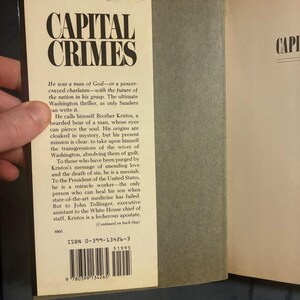 Capital Crimes autorstwa Lawrence'a Sandersa Pierwsze wydanie Pierwsze wydanie Prawie dobry/bardzo dobry Twarda oprawa zdjęcie 2