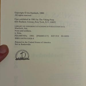 Suore e soldati di Iris Murdoch, 1981, Prima edizione, Prima stampa, Ottime condizioni. immagine 3