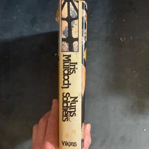 Suore e soldati di Iris Murdoch, 1981, Prima edizione, Prima stampa, Ottime condizioni. immagine 7