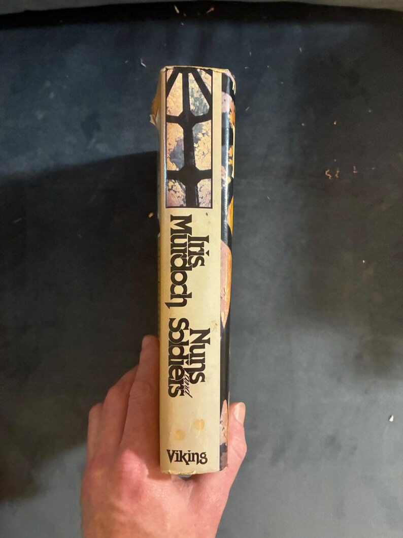 Suore e soldati di Iris Murdoch, 1981, Prima edizione, Prima stampa, Ottime condizioni. immagine 7