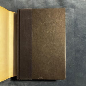Eine Flagge für den Sonnenaufgang von Robert Stone, 1981, Erstausgabe, erster Druck, Nahezu neuwertig/VG+ Bild 9
