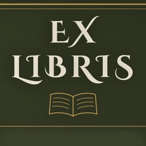 Peut inclure: Un graphique rectangulaire vert olive fonc&eacute; pr&eacute;sentant le texte cr&egrave;me EX LIBRIS dans une police &agrave; empattements. Sous le texte se trouve un contour dor&eacute; simple et fin d'un livre ouvert. Le design est encadr&eacute; par de fines lignes dor&eacute;es horizontales.