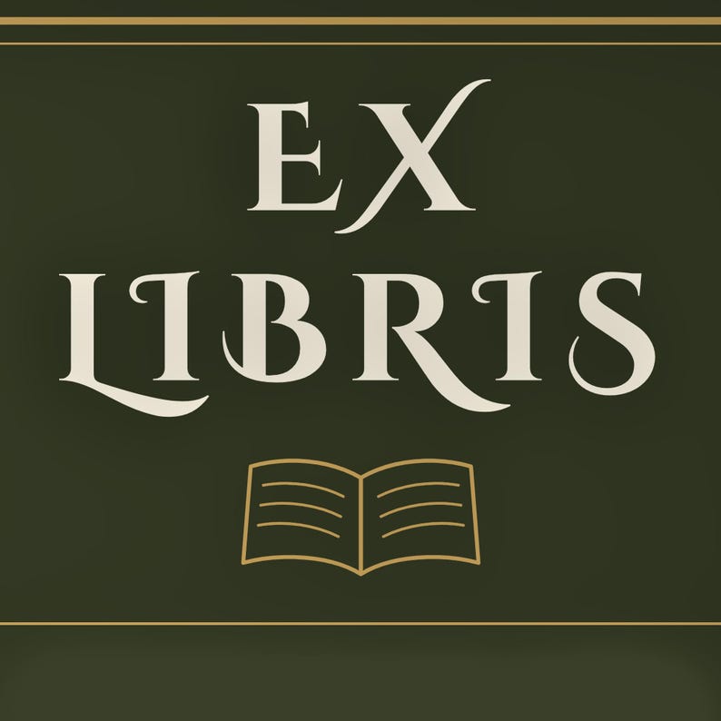 Peut inclure: Un graphique rectangulaire vert olive fonc&eacute; pr&eacute;sentant le texte cr&egrave;me EX LIBRIS dans une police &agrave; empattements. Sous le texte se trouve un contour dor&eacute; simple et fin d'un livre ouvert. Le design est encadr&eacute; par de fines lignes dor&eacute;es horizontales.