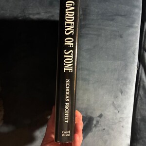Gardens of Stone van Nicholas Proffitt, 1983, eerste editie, eerste druk. Zo goed als nieuw/zeer goed. afbeelding 7