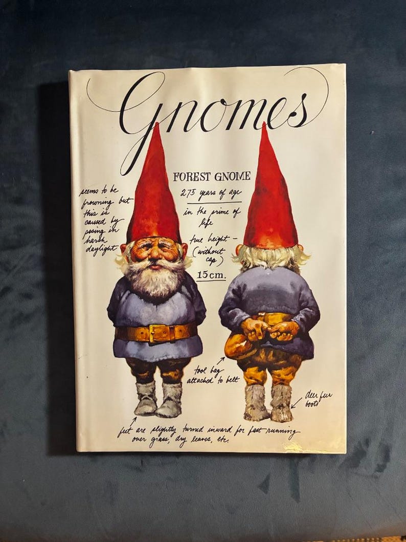 Gnomos de Wil Huygen; ilustrado por Rien Poortvliet 1977 Primera edición Reimpresión Casi perfecto/Casi perfecto imagen 1