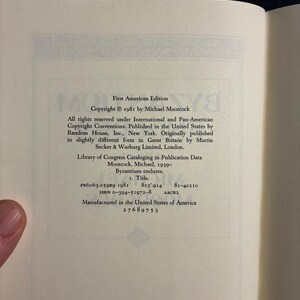 Bizancio perdura, de Michael Moorcock, 1981. Primera edición, primera impresión. En muy buen estado. Tapa dura. imagen 3