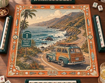 Può includere: Un set da Mahjong con un tappetino da gioco quadrato raffigurante la Pacific Coast Highway, una station wagon color verde acqua e un cartello stradale California 1. Il tappetino ha un bordo floreale arancione. Include quattro supporti verdi e tessere bianche.