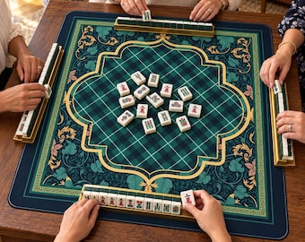 Peut inclure: Un tapis de mah-jong carré avec un centre à carreaux vert foncé et bleu, bordé d'un motif floral doré et bleu sarcelle. Le tapis est posé sur une table en bois avec quatre supports de tuiles dorés et des tuiles blanches à symboles rouges.