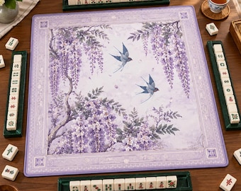 Può includere: Un tappetino da mahjong quadrato con sfondo viola chiaro, illustrato con fiori di glicine pendenti e due rondini in volo. Il tappetino è circondato da quattro supporti per tessere verde scuro contenenti tessere da mahjong color avorio.