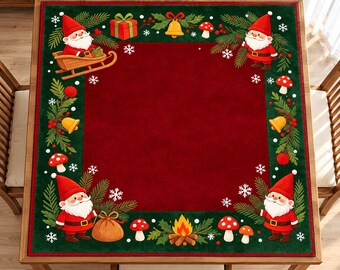 Può includere: Una tovaglia quadrata con un centro rosso intenso e un bordo verde scuro con un motivo natalizio. Il bordo presenta illustrazioni di Babbo Natale, una slitta, pacchi regalo, campane, funghi, rami di pino e fiocchi di neve bianchi.