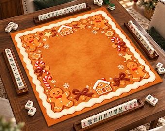 Può includere: Un tappetino da mahjong quadrato con un bordo a tema pan di zenzero, decorato con illustrazioni di omini di pan di zenzero, bastoncini di zucchero, casette, fiocchi e fiocchi di neve su sfondo marrone chiaro, circondato da quattro leggii in legno.