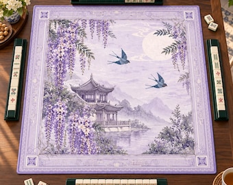 Può includere: Un tappetino da mahjong quadrato con un'illustrazione color lavanda di una pagoda tradizionale vicino a un lago, circondata da glicini e due rondini in volo sotto una luna piena. Il tappetino presenta una cornice decorativa ed è circondato da tessere.