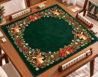 Può includere: Un tappetino da gioco quadrato in feltro verde scuro con un bordo festivo di rami di pino, bacche rosse, campanelle dorate, fiocchi di neve bianchi e quattro teste di cervo agli angoli, progettato per i giochi da tavolo.