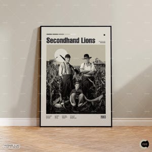 Peut inclure: Une affiche de film encadrée pour Secondhand Lions de 2003. L'affiche présente une image en noir et blanc de deux hommes portant des chapeaux et d'une jeune personne dans un champ de maïs. Le titre Secondhand Lions est en gras en haut.